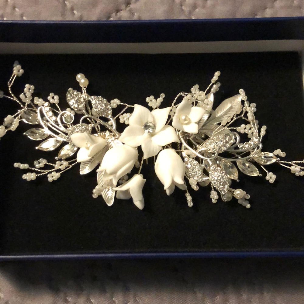 Bridal hair clip-new never used